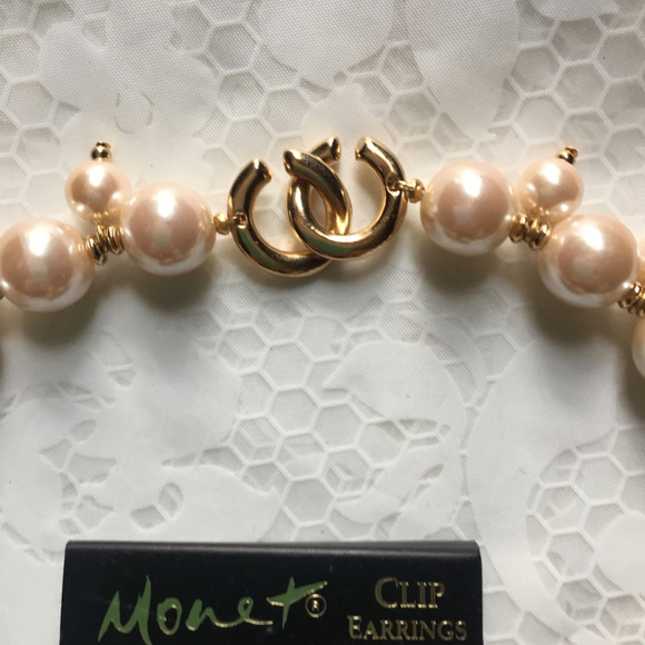 Vintage MONET Clip On Earrings & Off Write Pearls Classic Style - Picture 4 of 8